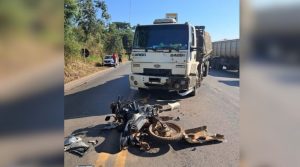 Jovem de 24 anos morre ap&oacute;s acidente entre moto e caminh&atilde;o na BR-354, em Iguatama