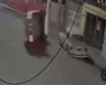 Veja vídeo: Carro capota após bater em Fusca estacionado na Avenida Paraná, em Divinópolis