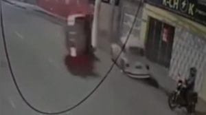 Veja vídeo: Carro capota após bater em Fusca estacionado na Avenida Paraná, em Divinópolis