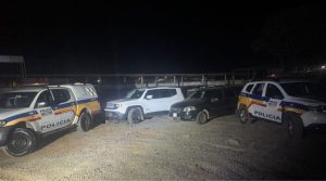 Dupla &eacute; presa ap&oacute;s roubo de carro e persegui&ccedil;&atilde;o na MG-429, em Lagoa da Prata