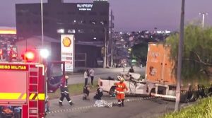 Batida de caminhonete com caminhão em guincho deixa mulher morta em Pará de Minas