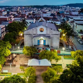 Culto evangélico em frente à igreja católica gera polêmica em Nova Serrana