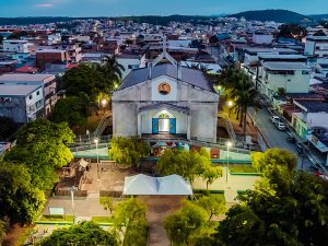 Culto evang&eacute;lico em frente &agrave; igreja cat&oacute;lica gera pol&ecirc;mica em Nova Serrana