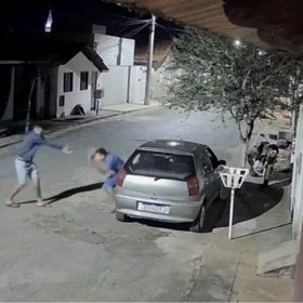 Homem é morto com 16 tiros após pegar celular caído em Luz