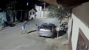 Homem é morto com 16 tiros após pegar celular caído em Luz