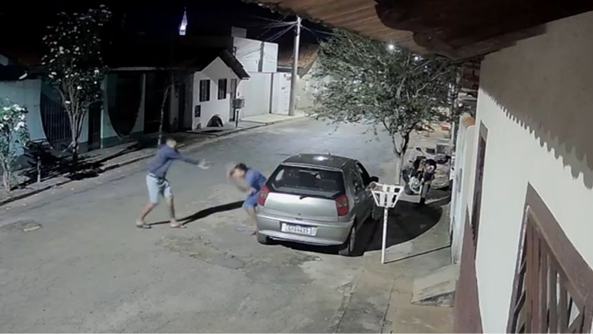 Homem é morto com 16 tiros após pegar celular caído em Luz