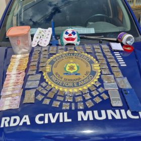 Tenta se passar pelo irmão, mas é identificado: Foragido é preso com drogas em Nova Serrana