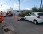 Motociclista perde controle após atingir buraco e colide com carro