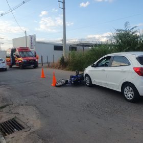 Motociclista perde controle após atingir buraco e colide com carro
