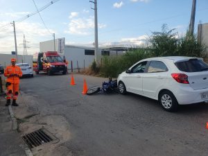 Motociclista perde controle após atingir buraco e colide com carro