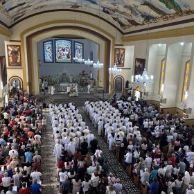 Dom Geovane celebra Missa do Crisma em Divinópolis