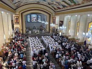 Dom Geovane celebra Missa do Crisma em Divin&oacute;polis