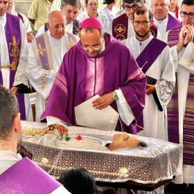 Entre lágrimas e oração, comunidade se despede de Padre José Renilson