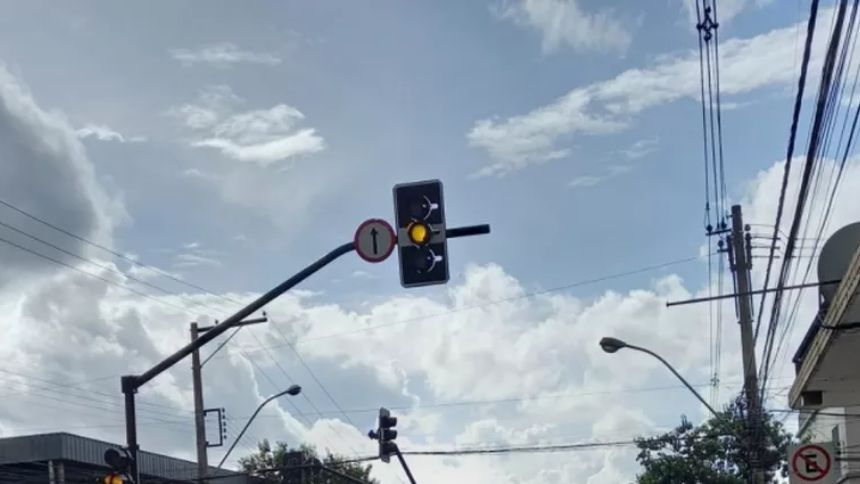 Manutenção na rede elétrica deixa semáforos inoperantes no Centro de Divinópolis
