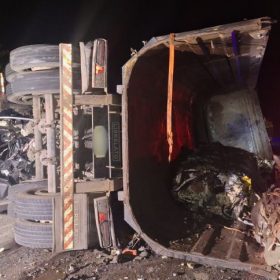Mulher morre após carro ser atingido por carreta na MG-050; motorista é preso