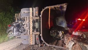 Mulher morre após carro ser atingido por carreta na MG-050; motorista é preso