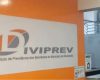 Prefeitura sanciona lei que proíbe filiados a partidos de integrarem conselhos do Diviprev; vereador aciona MP