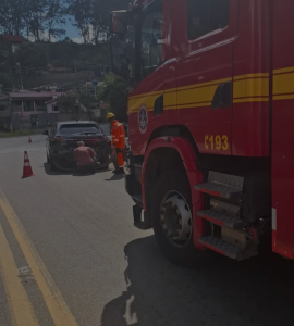 Colis&atilde;o entre ve&iacute;culos deixa sete feridos, em Oliveira