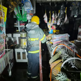 Incêndio atinge comércio em Oliveira