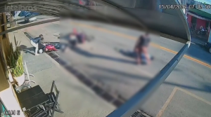 Câmera flagra grave acidente de moto em Cláudio