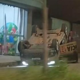 Viatura da PM capota durante patrulhamento em Bom Despacho