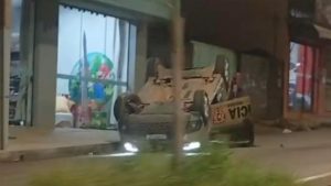 Viatura da PM capota durante patrulhamento em Bom Despacho