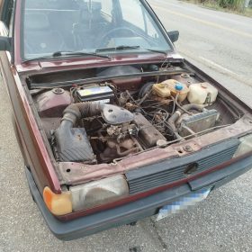 Capô de veículo se solta, atinge outro carro na MG-260