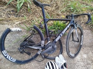 Motorista atinge ciclista na BR-494, foge sem prestar socorro