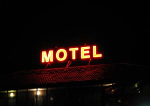 Dupla mata homem com tiros na cabeça e no pênis e são presos em motel na Grande BH
