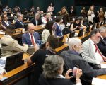 Pedido de vista adia votação de PEC que prevê fim da escala 6×1 na Câmara