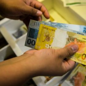 Governo propõe salário mínimo de R$ 1.717 em 2027