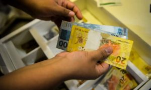 Governo prop&otilde;e sal&aacute;rio m&iacute;nimo de R$ 1.717 em 2027