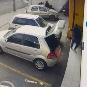 Vídeo: ‘arrependido’ devolve máquina furtada de loja no Centro de Divinópolis