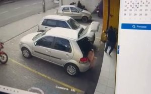V&iacute;deo: &lsquo;arrependido&rsquo; devolve m&aacute;quina furtada de loja no Centro de Divin&oacute;polis