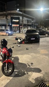 Acidente entre carro e moto é registrado no cruzamento da Rua Bahia com Goiás, em Divinópolis