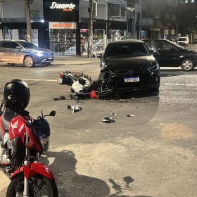 Acidente entre carro e moto é registrado no cruzamento da Rua Bahia com Goiás, em Divinópolis