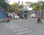 Colisão no bairro Interlagos reforça risco no trânsito envolvendo veículos pesados