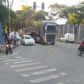 Colisão no bairro Interlagos reforça risco no trânsito envolvendo veículos pesados