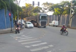 Colis&atilde;o no bairro Interlagos refor&ccedil;a risco no tr&acirc;nsito envolvendo ve&iacute;culos pesados