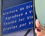 “Agradeçe”: Janete critica erro em placa de boas-vindas e cobra rigor na fiscalização em Divinópolis