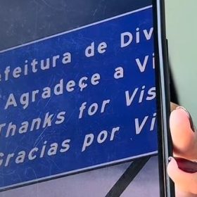 “Agradeçe”: Janete critica erro em placa de boas-vindas e cobra rigor na fiscalização em Divinópolis