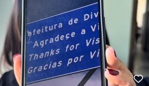 &ldquo;Agrade&ccedil;e&rdquo;: Janete critica erro em placa de boas-vindas e cobra rigor na fiscaliza&ccedil;&atilde;o em Divin&oacute;polis