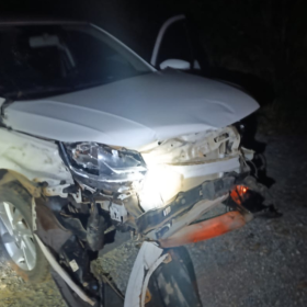Susto na curva: Carro com família perde controle e bate em ‘grade de proteção’ na BR-354
