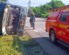 Carreta com carga de frangos tomba na BR-494 e mobiliza Bombeiros próximo a Carmo da Mata
