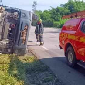 Carreta com carga de frangos tomba na BR-494 e mobiliza Bombeiros próximo a Carmo da Mata