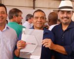 Governo de Minas entrega títulos de regularização fundiária para moradores de União de Minas