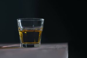 Idoso morre após beber cachaça envenenada em MG