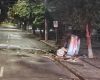 Carro capota após bater em placa na Avenida Álvares Cabral, em BH, e motorista abandona local