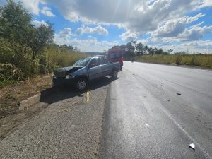 Engavetamento com quatro ve&iacute;culos deixa uma v&iacute;tima ferida na BR-354, em Arcos