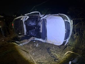 Acidente na BR-262 em Nova Serrana deixa um morto e um ferido após veículos caírem em ribanceira